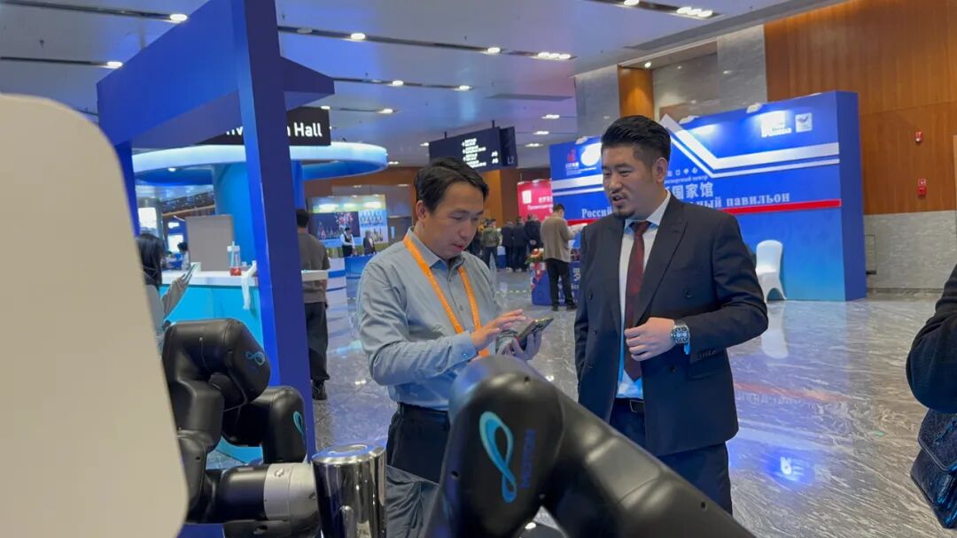 Dual-Arm Latte Art Coffee Robot